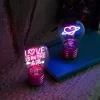 Bordlampe i lyspæreform Love is in the air