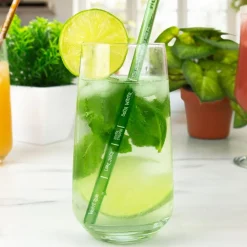 Sugrør i glass med drinkoppskrifter